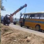 स्कूल बस को ओवरटेक करना पड़ा भारी, नहर में गिरी बाइक; मौके पर मचा हड़कंप